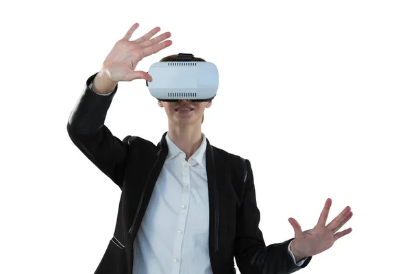 Affärskvinna med hjälp av virtuell verklighet headset — Stockfoto