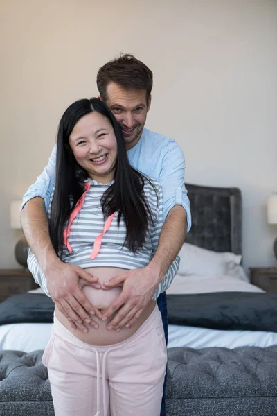 Mannen och kvinnan känsla närvaro av baby — Stockfoto