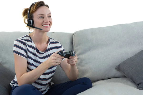 Frau mit Kopfhörer spielt Videospiel — Stockfoto