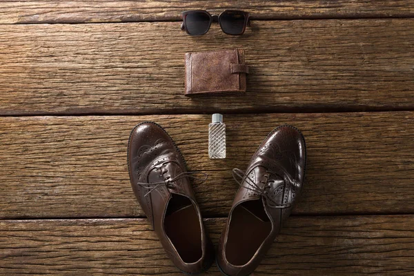 Schoenen en zonnebrillen gerangschikt op plank — Stockfoto