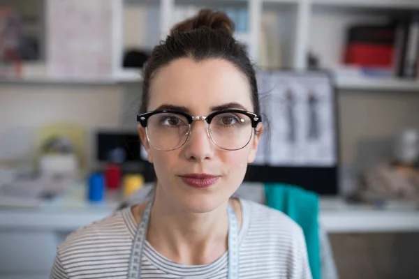 Diseñadora femenina con gafas — Foto de Stock