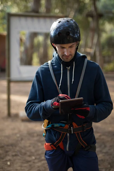 Instructeur in beschermende werkkleding met behulp van Tablet PC — Stockfoto