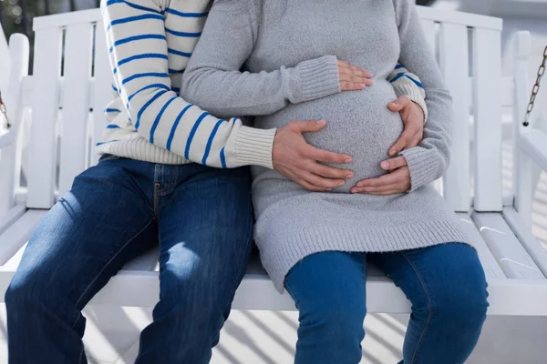 Uomo e donna incinta che si toccano la pancia — Foto Stock