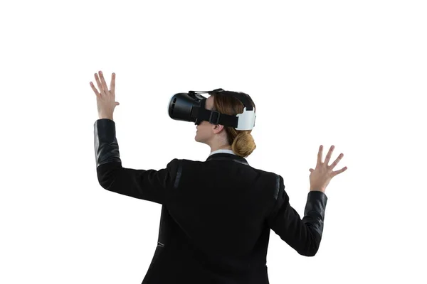 Mulher de negócios usando headset realidade virtual — Fotografia de Stock