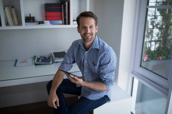 Uomo in possesso di tablet digitale — Foto Stock