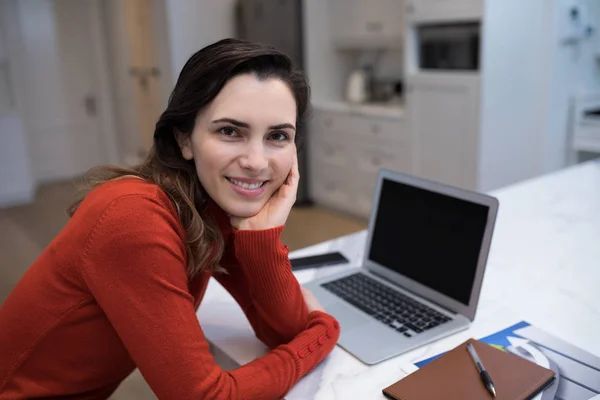 Mulher confiante trabalhando na mesa — Fotografia de Stock