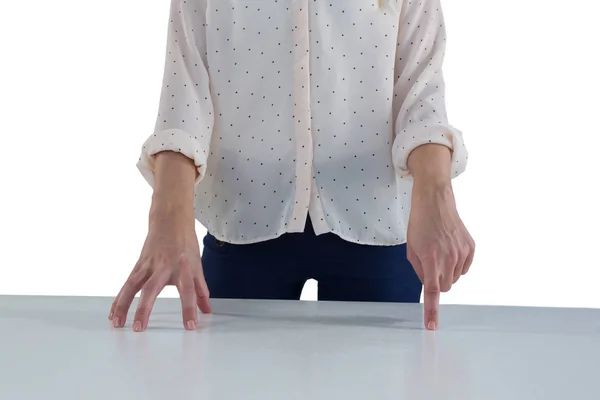Výkonný dotýká neviditelné clony na stole — Stock fotografie