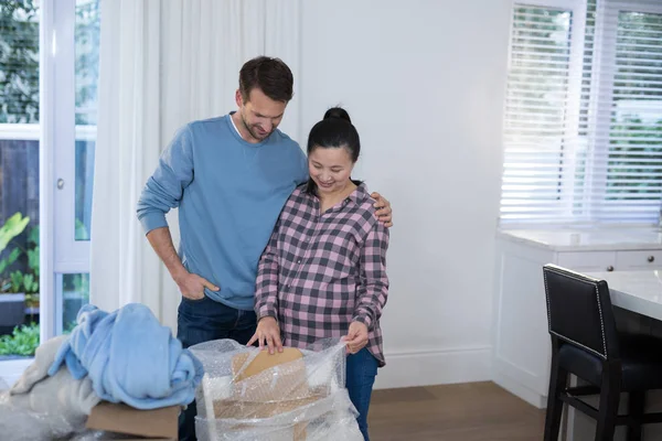 Zwangere paar dozen uitpakken — Stockfoto