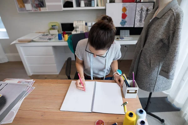 Diseñador de moda trabajando en escritorio — Foto de Stock