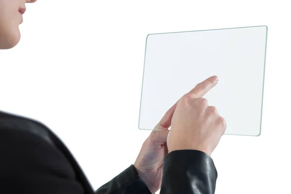 Kobieta za pomocą cyfrowego tabletu szkła — Zdjęcie stockowe