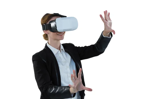 Affärskvinna med hjälp av virtuell verklighet headset — Stockfoto