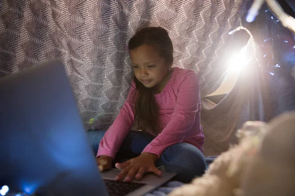 Lány használ laptop, takaró alatt — Stock Fotó