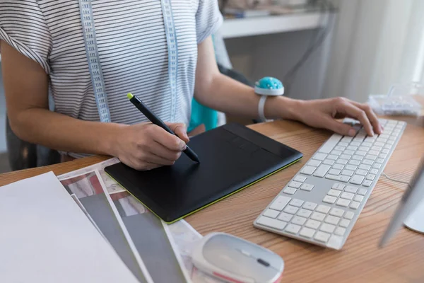 Designer using graphic tablet at desk — Stock Photo, Image