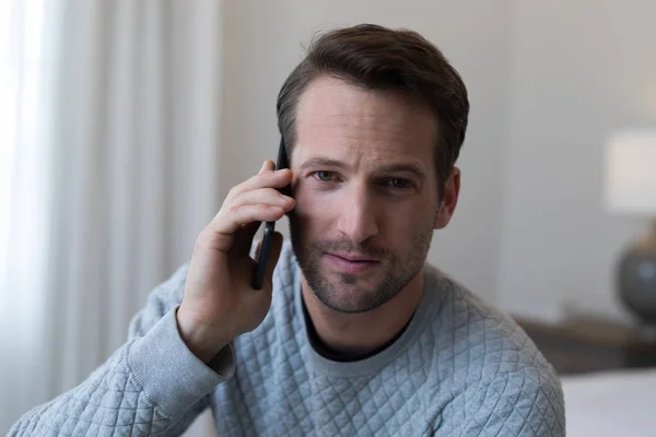 Kendine güvenen adam telefonda konuşurken — Stok fotoğraf