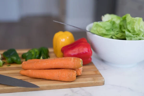 Groenten gehouden op de snijplank — Stockfoto