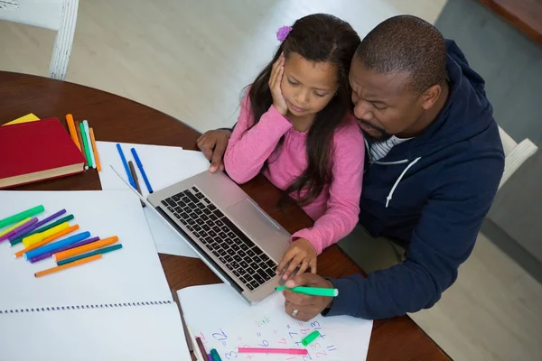 Padre e figlia utilizzando il computer portatile — Foto Stock