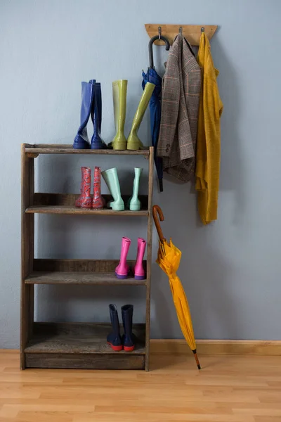 Веллінгтон чоботи, парасольку і піджак — стокове фото