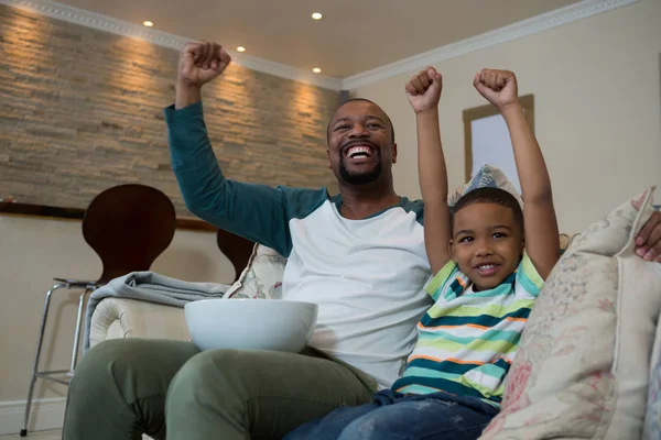 Emocionados pai e filho assistindo futebol — Fotografia de Stock