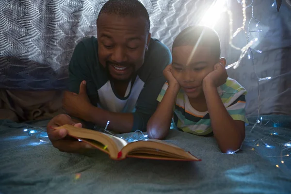Apa és fia olvasó könyv hálószoba — Stock Fotó