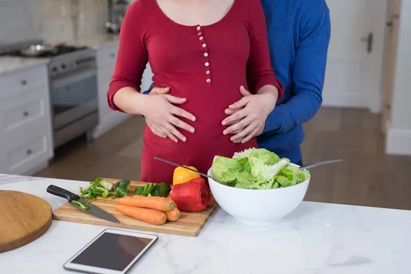 Mann berührt schwangeren Bauch der Frau — Stockfoto