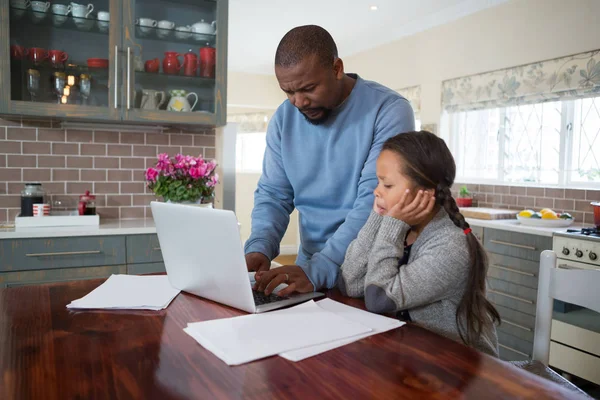 Father using laptop and daughter watching — Stock Photo, Image