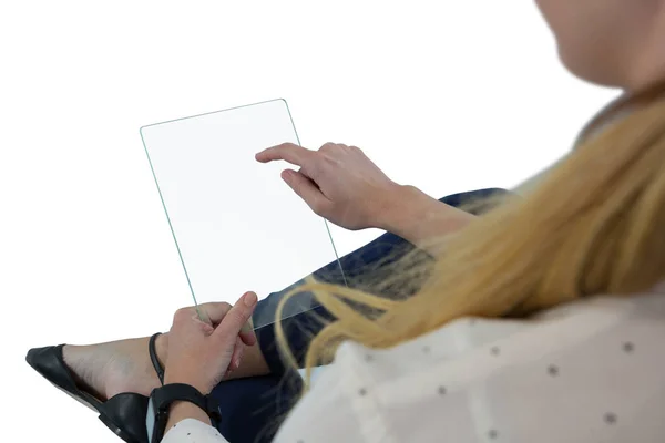 Ejecutivo femenino usando tableta de vidrio —  Fotos de Stock