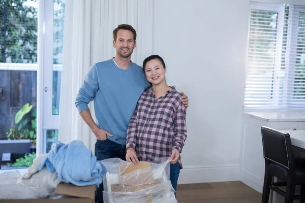 Embarazada pareja desembalaje cajas — Foto de Stock