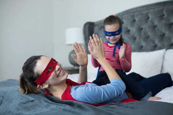 Madre e hija divirtiéndose en el dormitorio —  Fotos de Stock