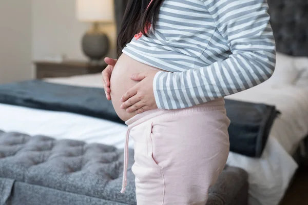 Donna incinta che si tocca lo stomaco — Foto Stock