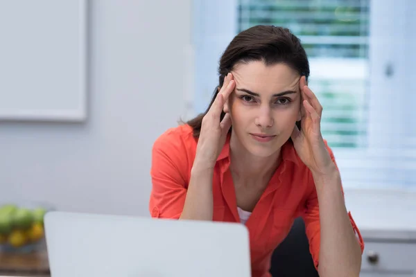 Tensed woman working on laptop — Stock Photo, Image