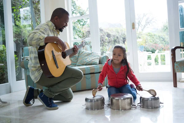 Vader en dochter spelen met gitaar — Stockfoto