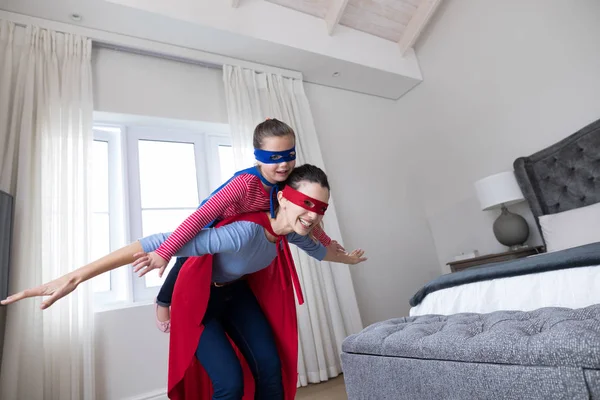 Madre e hija fingiendo ser superhéroes —  Fotos de Stock