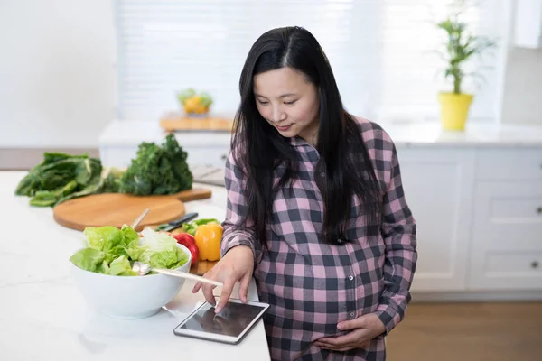 Donna incinta che utilizza tablet digitale — Foto Stock