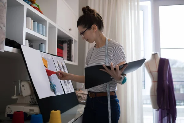 Diseñadora femenina mirando tela —  Fotos de Stock