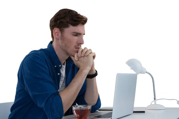 Dizüstü bilgisayar kullanarak düşünceli erkek yönetici — Stok fotoğraf