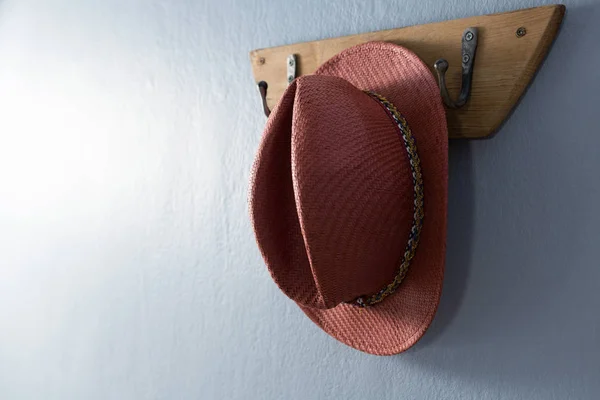 Chapéu de palha pendurado no gancho — Fotografia de Stock
