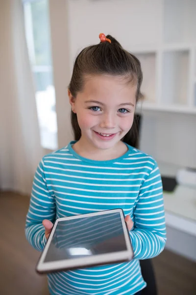 Schattig meisje houdt van digitale tablet in huis — Stockfoto