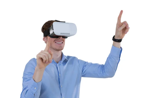 仮想現実のヘッドセットを使用して男性のエグゼクティブ — ストック写真