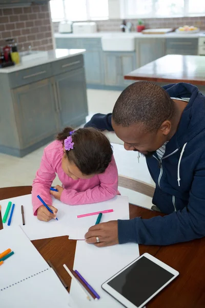 Far hjälper till dotter med läxor — Stockfoto