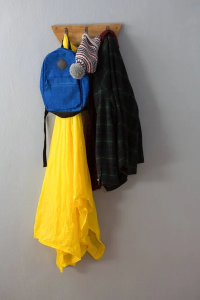 Yağmurluk, sıcak giyim ve çanta — Stok fotoğraf