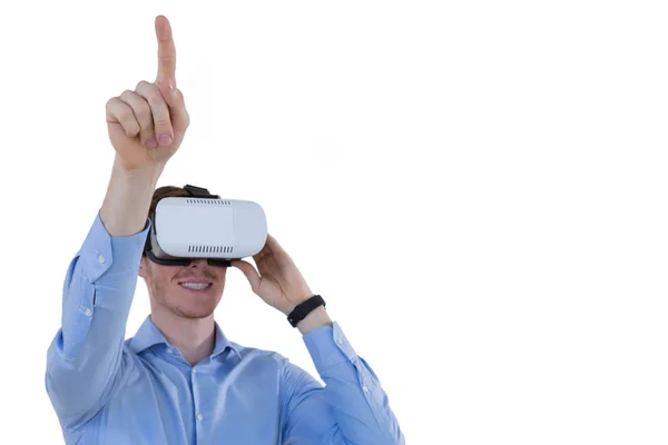 Ejecutiva masculina usando auriculares de realidad virtual — Foto de Stock