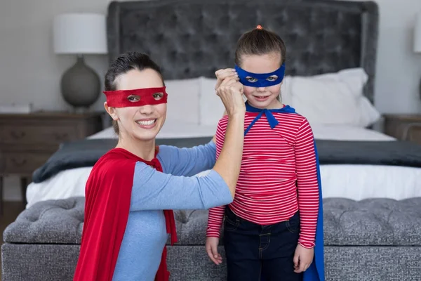 Madre e hija fingiendo ser superhéroes —  Fotos de Stock