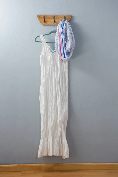 Vestido branco e cachecol pendurado no gancho — Fotografia de Stock