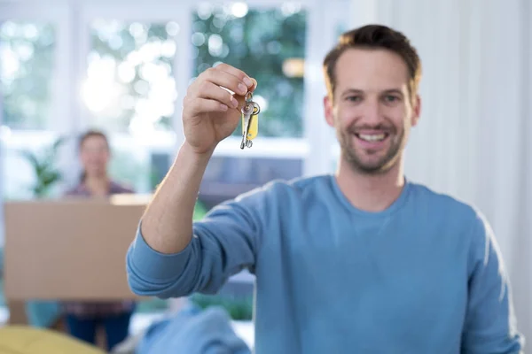 Homem mostrando uma chave de sua nova casa — Fotografia de Stock