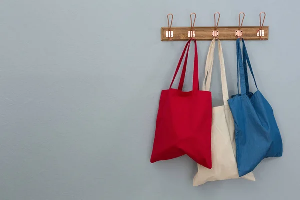 Verschiedene Handtaschen hängen am Haken — Stockfoto
