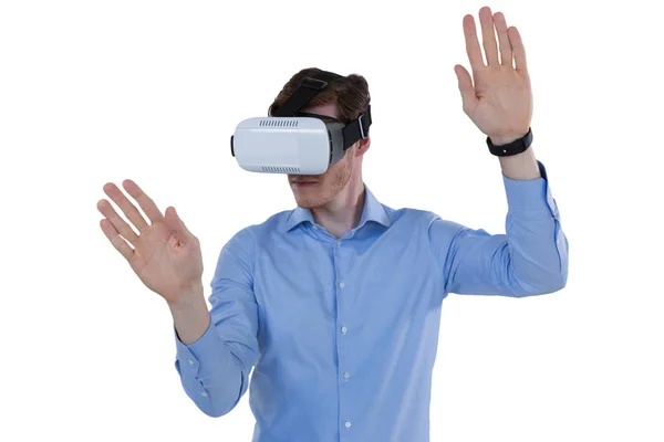 Ejecutiva masculina usando auriculares de realidad virtual —  Fotos de Stock