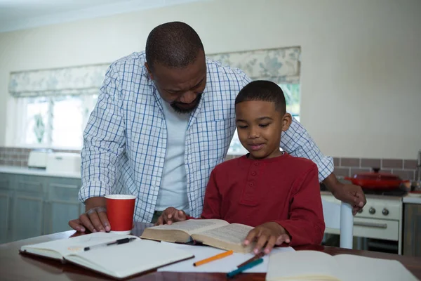 Padre aiutare suo figlio con i compiti — Foto Stock