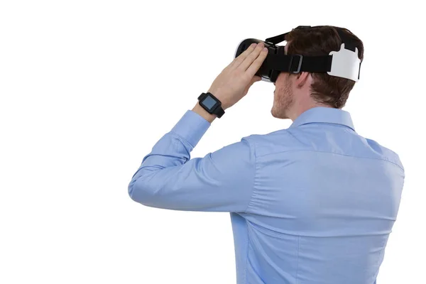 Executivo masculino usando fone de ouvido realidade virtual — Fotografia de Stock