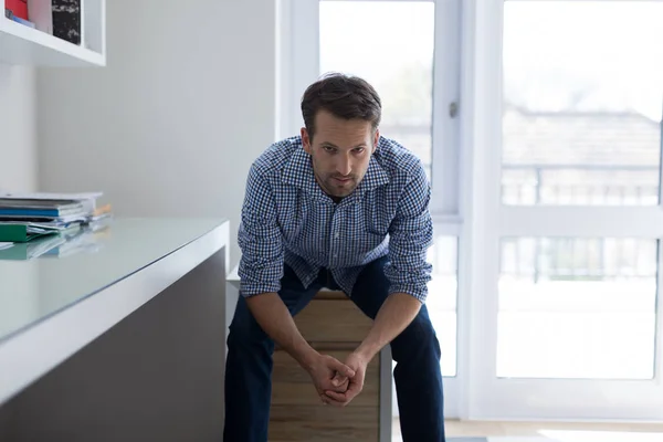 Pewny siebie człowiek siedzi na szuflady — Zdjęcie stockowe