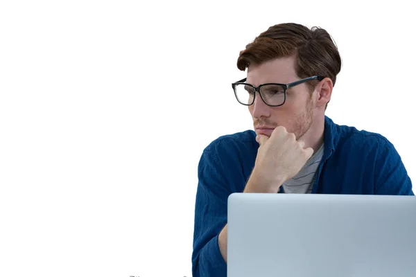 Pensativo ejecutivo masculino usando el ordenador portátil — Foto de Stock